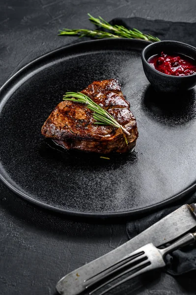 Steak de filet, rôti de bœuf. Fond noir. Vue du dessus — Photo