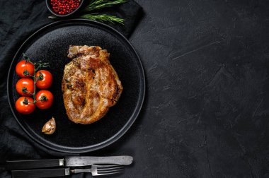 Domuz rostosu. Siyah arka plan. Üst Manzara. Metin için boşluk