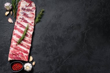 Taze çiğ domuz pirzolası. Siyah arka plan. Üst Manzara. Metin için boşluk