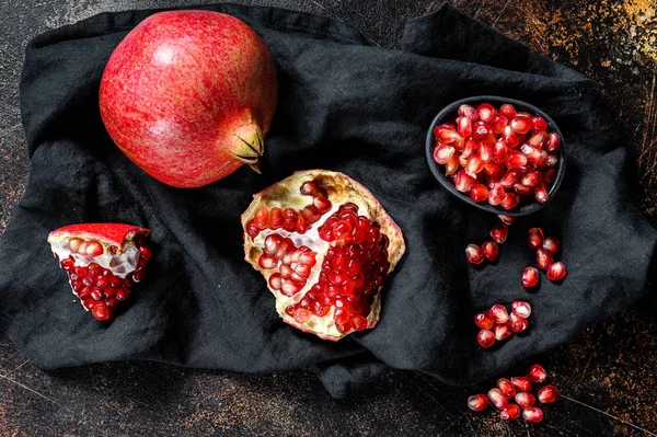 Verse rijpe granaatappel. Biologisch fruit. Zwarte achtergrond. Bovenaanzicht — Stockfoto