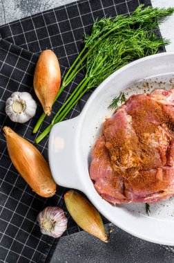 Fırında pişmiş hindi budu ve sebze fileto tarifi. Gri arka plan. Üst görünüm