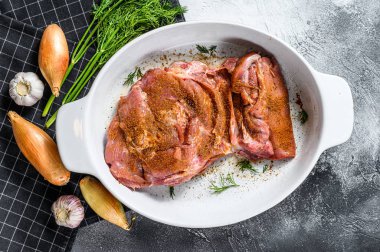 Fırında pişmiş hindi budu ve sebze fileto tarifi. Gri arka plan. Üst görünüm