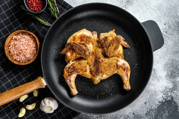 Ψητό ψητό κοτόπουλο Ταμπάκα σε τηγάνι. Γκρι φόντο. Άνω όψη — Φωτογραφία Αρχείου