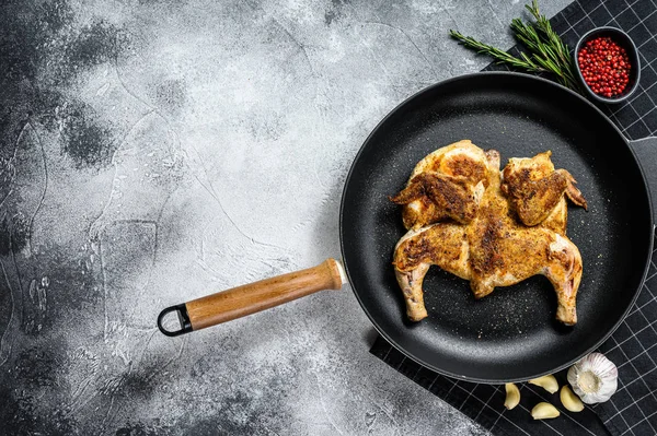 Ψητό ψητό κοτόπουλο Ταμπάκα σε τηγάνι. Γκρι φόντο. Στο πάνω μέρος. Χώρος για κείμενο — Φωτογραφία Αρχείου