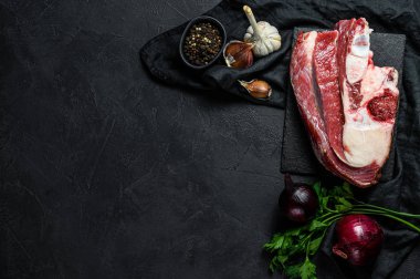 Siyah arka planda çiğ biftek şişi. Üst Manzara. Metin için boşluk.