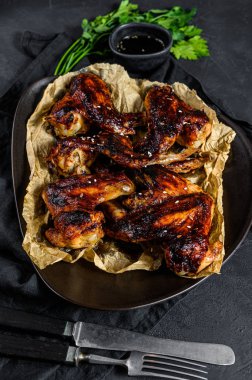 Tavuk kanadı. Çiftlik organik kümes hayvanları. Üst Manzara. Siyah arkaplan