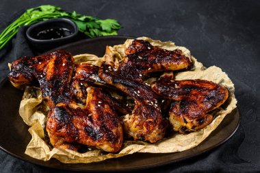 Tavuk kanadı. Çiftlik organik kümes hayvanları. Üst Manzara. Siyah arkaplan