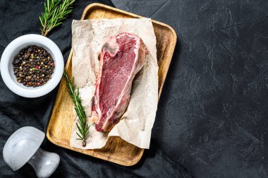 Kemiğe sığır eti, sığır filetosu. Siyah arka plan. Üst Manzara. Metin için boşluk