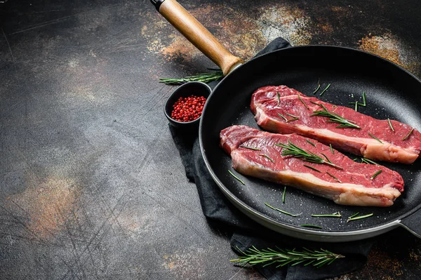 Carne fresca, carne assada, bife cru de lombo. Fundo escuro. Espaço para SMS. Depósito plano . — Fotografia de Stock