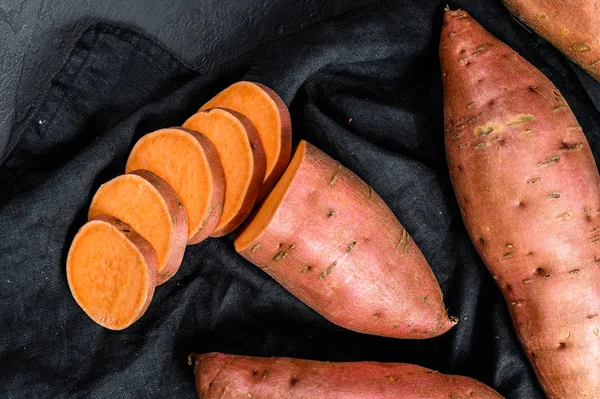 Çiğ patates, organik yer elması. Çiftlik yemeği. Siyah arkaplan.