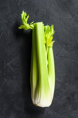 Yapraklı taze kereviz sapı. Siyah arka plan. Üst görünüm