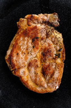 Domatesli ızgara domuz eti. Siyah arka plan. Üst görünüm