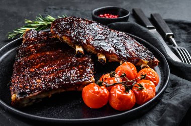 Kızarmış ızgara domuz pirzolası. Barbekü eti. Siyah arka plan. Üst görünüm