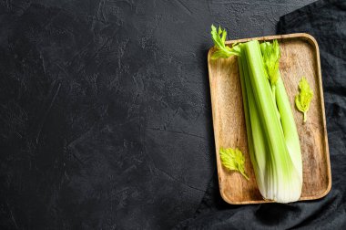 Yapraklı taze kereviz sapı. Siyah arka plan. Üst Manzara. Metin için boşluk