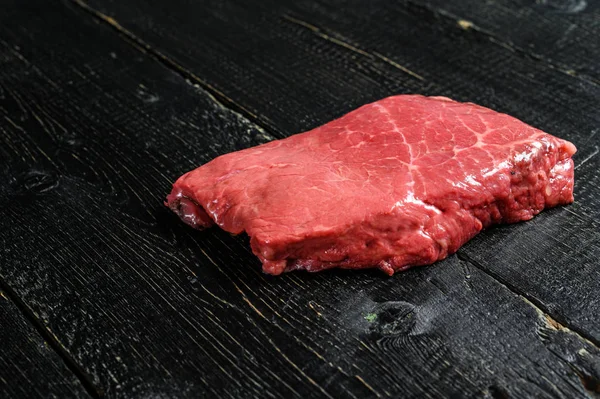 Sirloin biefstuk. Rundvlees. Zwarte achtergrond. Bovenaanzicht — Stockfoto