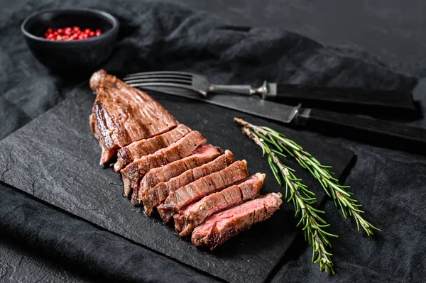 Rostad medelstor sällsynt skivad flankbiff. Svart bakgrund. Ovanifrån — Stockfoto