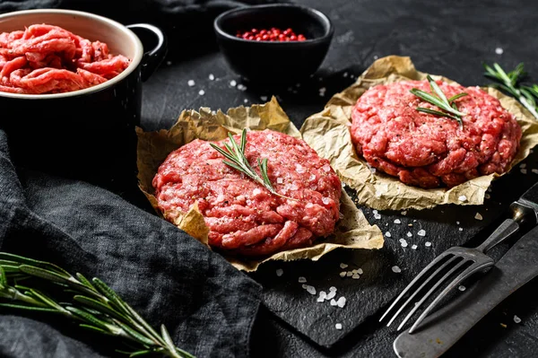 Hausgemachte rohe Hackfleisch-Steak-Burger. Biofleisch vom Bauernhof. schwarzer Hintergrund. Ansicht von oben — Stockfoto