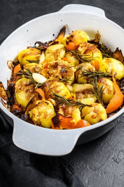 Baharatlı ve biberiyeli fırında patates. Siyah arka plan. Üst görünüm