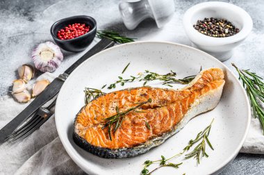 Güllü alabalık bifteği. Sağlıklı deniz ürünleri. Gri arka plan. Üst görünüm