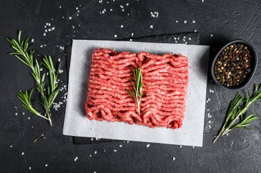 Çiğ domuz kıyması. Siyah arka plan. Üst görünüm