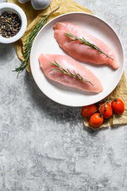 Beyaz seramik tabakta hindi göğsü. Gri arka plan. Üst Manzara. Metin için boşluk