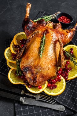 Portakal ve Rosmarina ile doldurulmuş fırında ördek. Kutlama masası. Siyah arka plan. Üst görünüm
