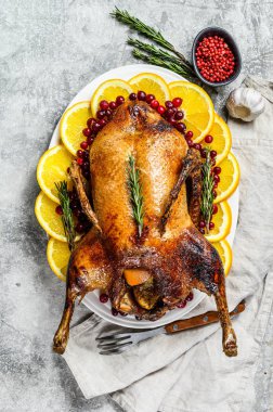 Portakal ve Rosmarina ile doldurulmuş fırında ördek. Kutlama masası. Gri arka plan. Üst görünüm