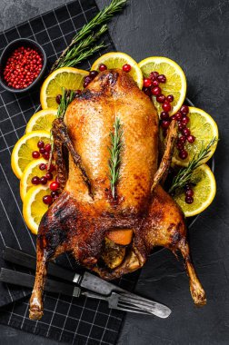 Portakal ve Rosmarina ile doldurulmuş fırında ördek. Kutlama masası. Siyah arka plan. Üst görünüm