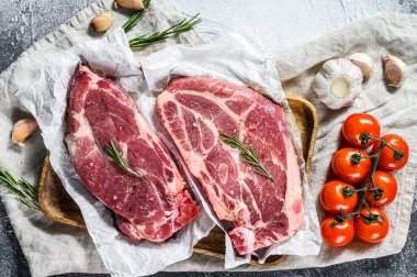Kemiklerde çiğ domuz eti. Mermer çiftlik eti. Gri arka plan. Üst görünüm