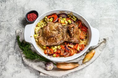 Fırında pişirilmiş hindi budu fileto ve sebze. Gri arka plan. Üst Manzara. Metin için boşluk