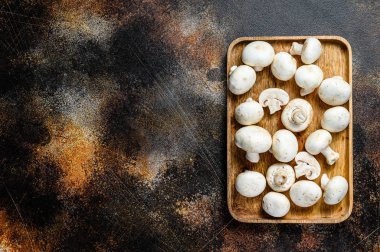 Bambu kasesinde mantar şampiyonu. Karanlık arka plan. Üst Manzara. Metin için boşluk