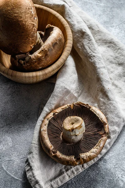 Du Portobello frais. Champignons forestiers. Fond gris. Vue du dessus — Photo