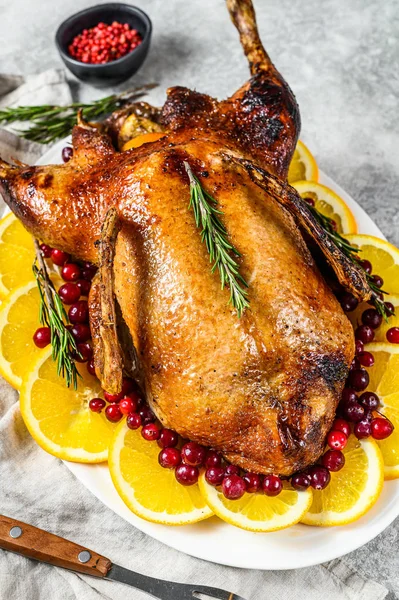 Baked duck stuffed with oranges and rosmarina. Festive table. Gray background. Top view — Stock Photo, Image