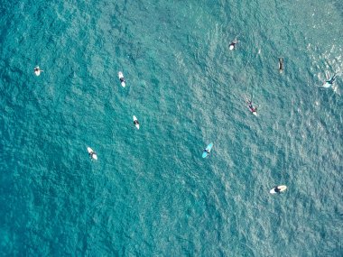 Atlantik Okyanusu 'nun masmavi sularında sörfçülerin havadan görünüşü. Üst Manzara. Seçicilik odağı