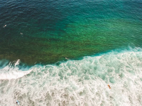 大西洋の波の中でサーファーの空中ビュー。サンディ・ビーチドローンで撮影されたパノラマ背景。選択的フォーカス — ストック写真