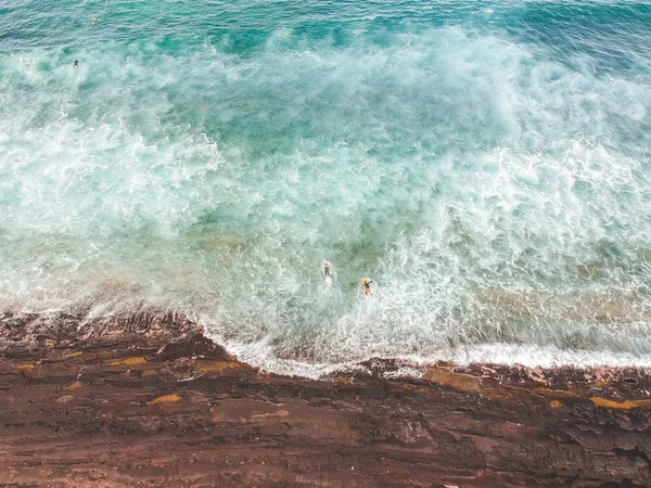 Vedere aeriană a surferilor în valurile oceanului Atlantic. Plaja de nisip. Panorama de fundal împușcat pe o dronă. Focus selectivitate — Fotografie, imagine de stoc