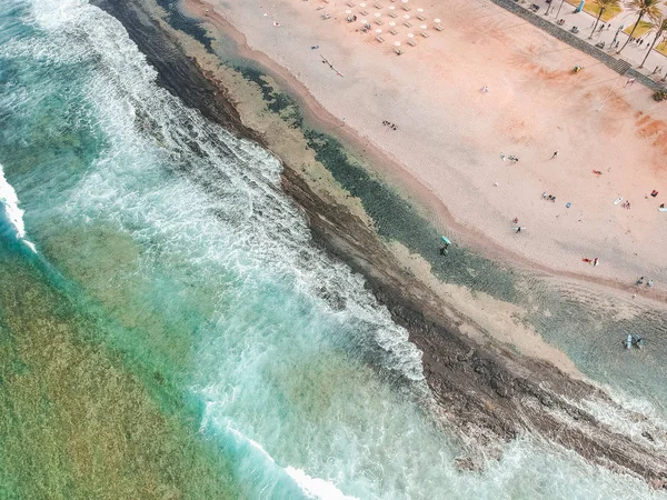 Luftaufnahme von Surfern in den Wellen des Atlantiks. Sandstrand. panoramische Hintergrundaufnahmen mit einer Drohne. Selektivitätsfokus — Stockfoto