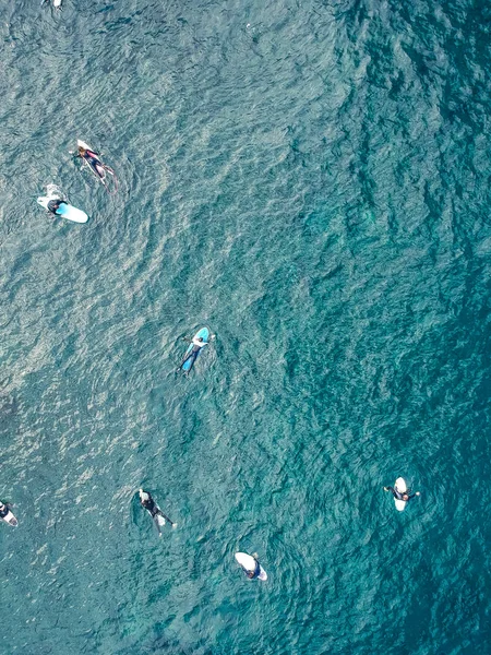 Vedere aeriană a surferilor în apele azure ale oceanului Atlantic. Privire de sus. Focus selectivitate — Fotografie, imagine de stoc