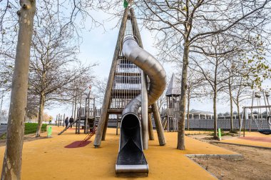 Modern çocuk parkı, yumuşak zemin kaplaması. 03.01.2020 Barcelona, İspanya