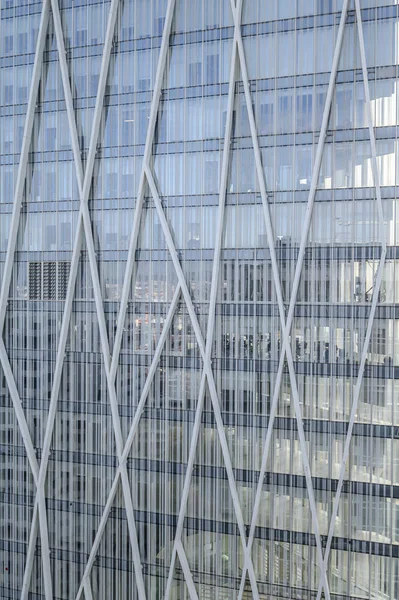 Modern blå glasvägg av skyskrapa, kontorsbyggnad. 03.01.2020 Barcelona, Spanien. — Stockfoto