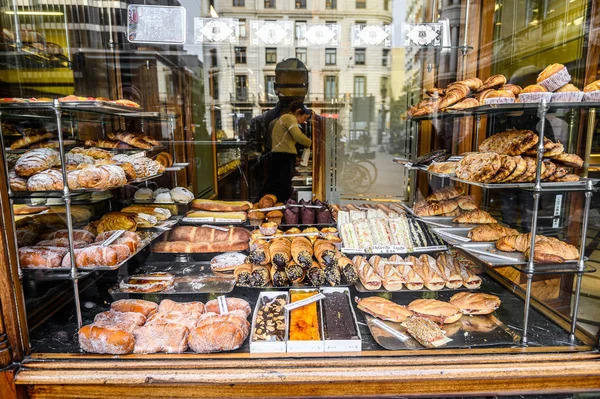 Escaparate de una panadería tradicional en el casco antiguo de barcelona. 03.01.2020 Barcelona, España — Foto de Stock