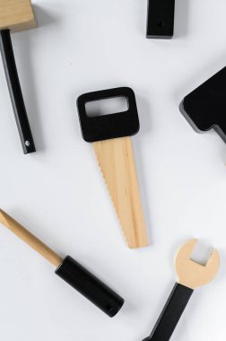 Çocuklar beyaz arka planda tahta aletler, kompozisyonun ortasında altıgen görmüşler. Ölüm konsepti