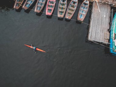 Nehirde kanoyla Aerialfoto kürekçisi eğitimi.