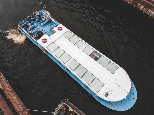 Flygfoto av flodfartyget med passagerare — Stockfoto