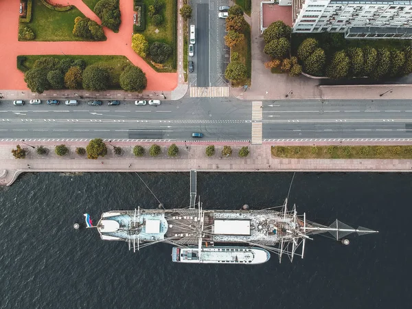Żeglarski okręt z rocznika lotniczego. Petersburg, Rosja. Płaskowyż — Zdjęcie stockowe