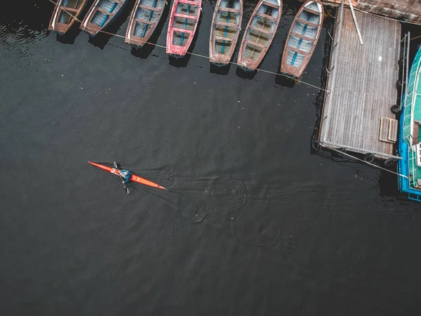 Aerialphoto rower de formare pe râu într-un caiac . — Fotografie, imagine de stoc