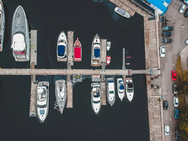 Aerialphoto jacht klub törött vízzel. Jachtok, motorcsónakok, vitorlások, kikötőhelyek, mólók. — Stock Fotó