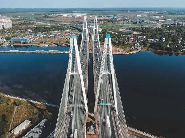 Neva nehrinin üzerinde bir köprü vidası var. St. Petersburg, Rusya. Düz