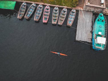 Nehirde kanoyla Aerialfoto kürekçisi eğitimi.