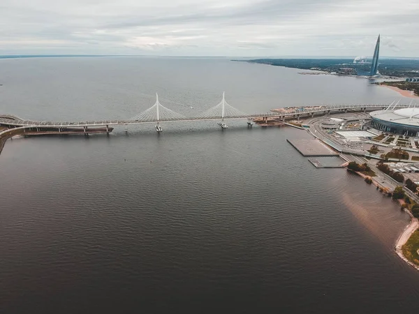 Aerialphoto kabel-pobyt most, Západní vysokorychlostní průměr, Neva řeka, Finský záliv. — Stock fotografie